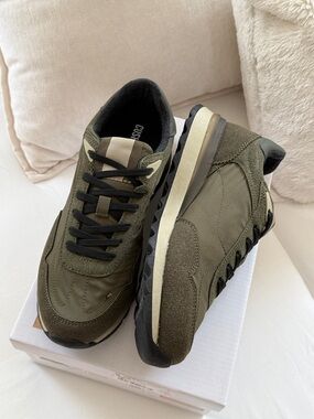 BRAND NEW Cushionaire Kicks Runner Sneakers in shade olive size 7